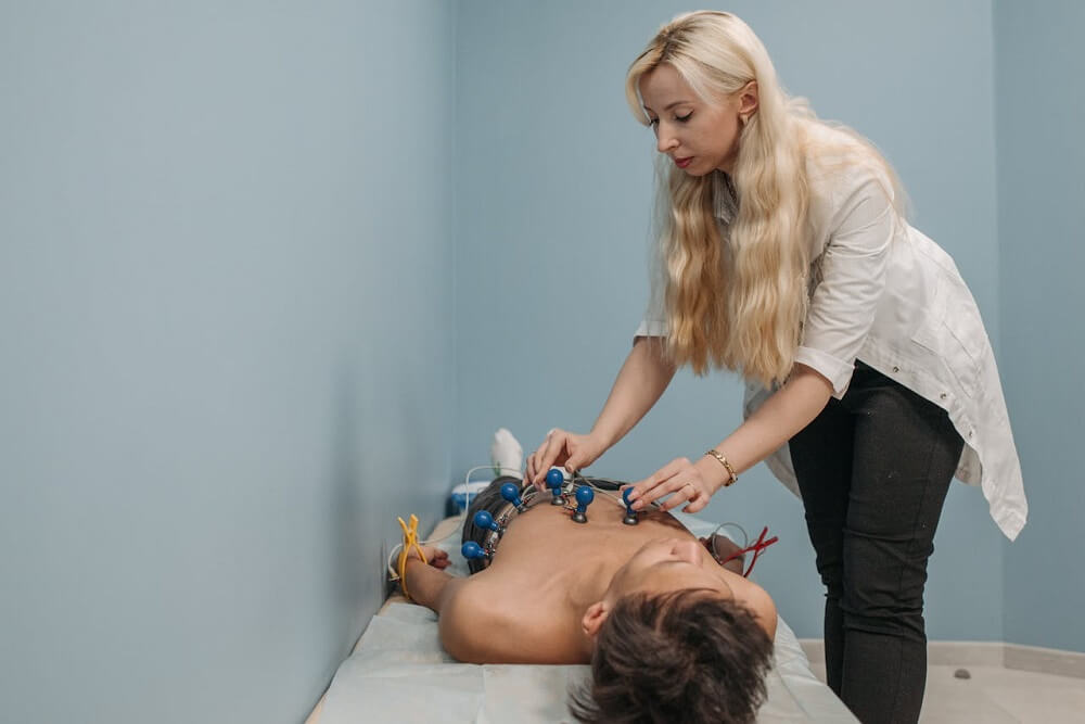 angina pektoris simptomi, stabilna angina pektoris simptomi, nestabilna angina pektoris simptomi, stezanje u grudima pri naporu, napad angina pektoris simptomi, angina pektoris iskustva, kako se leci angina pektoris, kako se otkriva angina pektoris, da li je angina pektoris izleciva, angina pektoris sta je, angina pektoris da li je opasna - Dr Nestorov 4